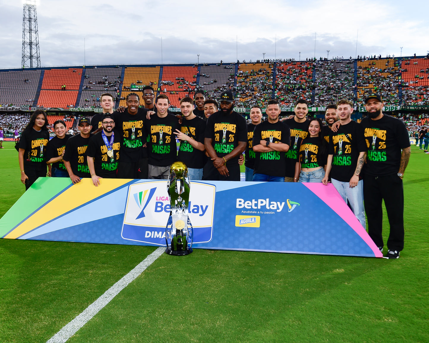 CAMISETA NEGRA PAISAS CAMPEONES DE LA MONTAÑA